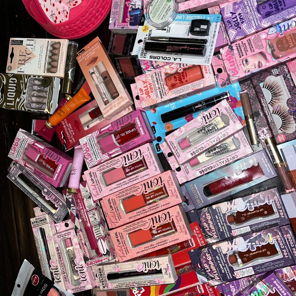 Assorted Beauty and Makeup Collection - Picture 4 of 8